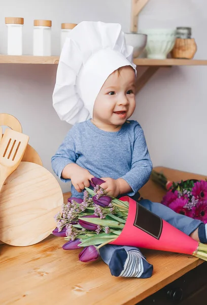 Ritratto Bambino Sorridente Positivo Cuffia Seduto Sul Tavolo Cucina Legno — Foto Stock