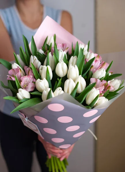 Mulher Segurando Buquê Tulipas Dentro Casa Buquê Close Flores Para — Fotografia de Stock