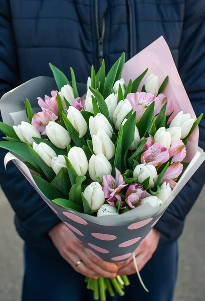 Mulher Segurando Buquê Tulipas Brancas Menina Criança Segurando Buquê Tulipas — Fotografia de Stock