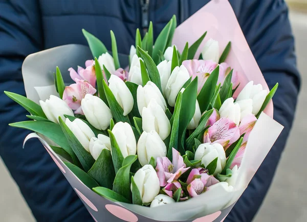 Luxuoso Buquê Tulipas Brancas Segurado Pela Mão Uma Mulher Livre — Fotografia de Stock