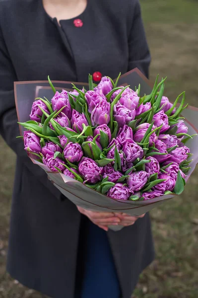 Fotografia Perto Uma Mulher Mostrando Monte Tulipas Roxas Livre — Fotografia de Stock