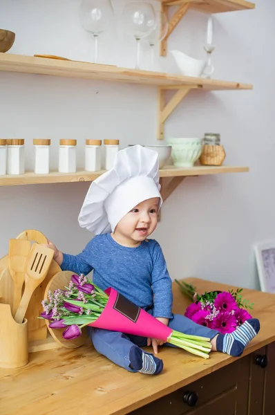 Bambino Cuffia Seduto Cucina Sul Tavolo Con Fiori Primaverili Ritratto — Foto Stock