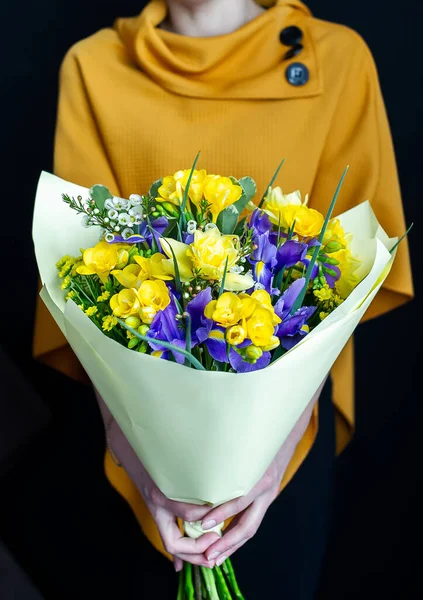 Mulher Com Grande Buquê Flores Primavera Embalagem Branca Fundo Preto — Fotografia de Stock