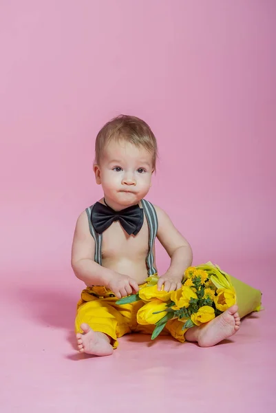 Милый Очаровательный Мальчик Босиком Букетом Желтых Тюльпанов Штанах Черной Бабочке — стоковое фото