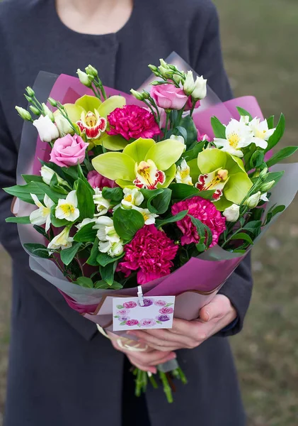 Mulher Segurando Buquê Livre Buquê Close Flores Para Congratulações — Fotografia de Stock