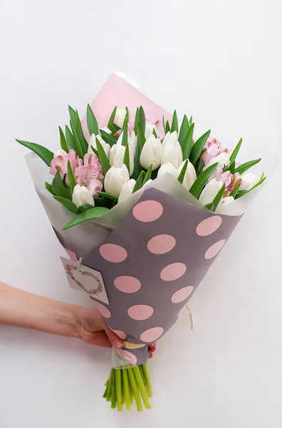 Mulher Mão Segurando Flores Sobre Fundo Branco Buquê Tulipas Brancas — Fotografia de Stock