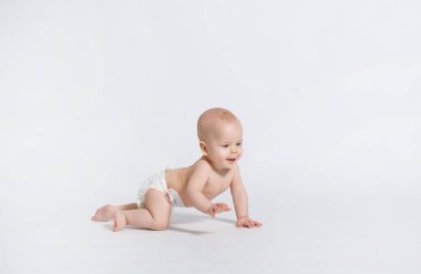 Beyaz arka planda izole edilmiş komik sürünen bebek. Yatay görünüm