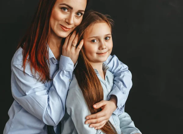 Maman Petite Fille Chemises Bleues Portrait Studio Sur Fond Noir — Photo