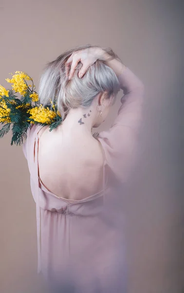 Mistyczna Dziewczyna Bajki Bukietem Kwiatów Mimozy Mglistym Tle Widok Tyłu — Zdjęcie stockowe