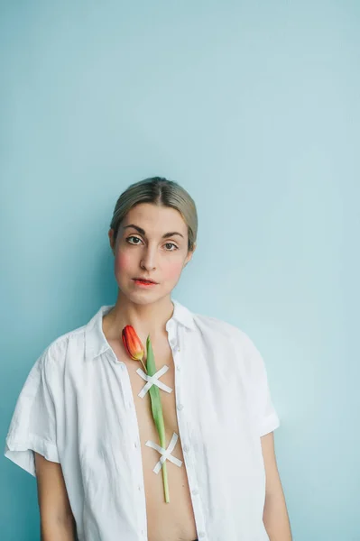 Menina Peito Segurando Tulipa Vermelha Conceito Cancro Mama Retrato — Fotografia de Stock