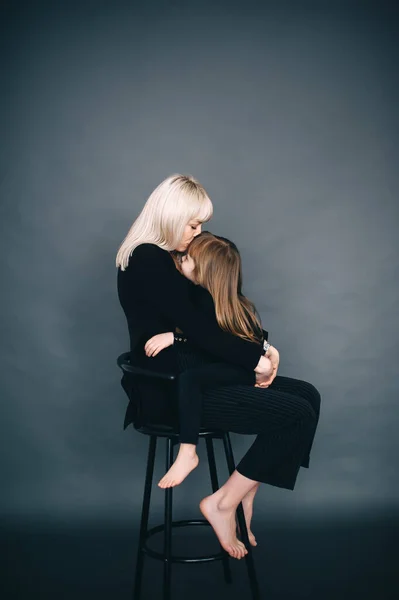 Jovem Mãe Filhinha Estão Sentados Cadeira Posando Estúdio Vista Lateral — Fotografia de Stock