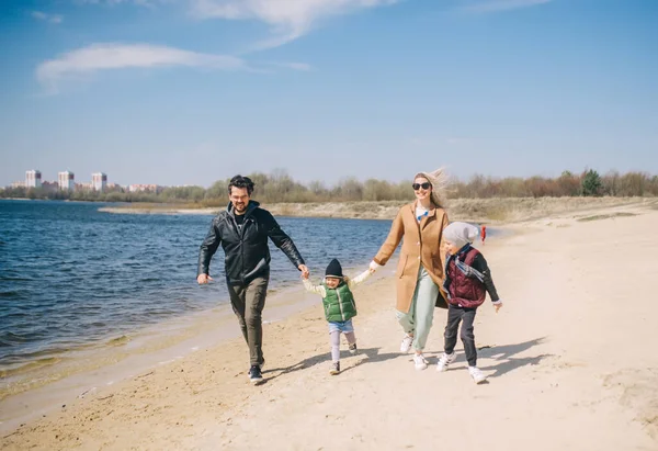 Lycklig Familj Fyra Som Har Roligt Vid Floden Pappa Mamma — Stockfoto