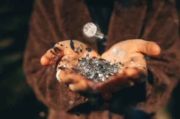Mãos Uma Jovem Mulher Segurando Glitter Prata Fechar — Fotografia de Stock
