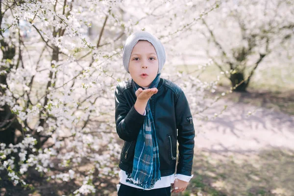 Mooie Jongen Met Pet Kijkend Naar Camera Die Een Kus — Stockfoto