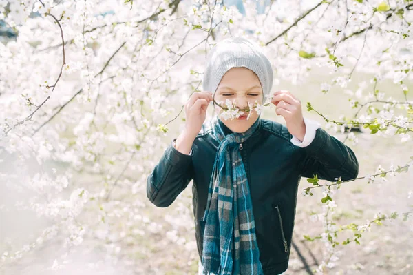 Chico Gracioso Con Bigote Falso Naturaleza Niño Feliz Jugando Jardín — Foto de Stock