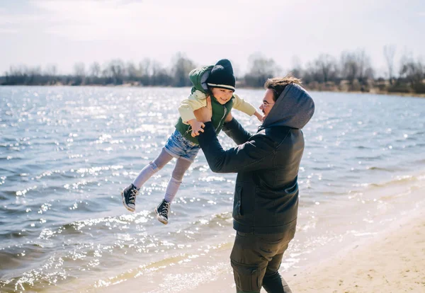 Young Father Hold His Daughter Hands While Walking Waterside Happy — Stock Photo, Image