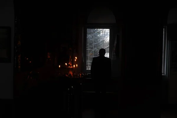 Σιλουέτα Ενός Ιερέα Που Στέκεται Μπροστά Από Ένα Φωτεινό Παράθυρο — Φωτογραφία Αρχείου
