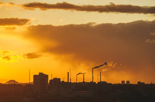 街の劇的な夕日と日の出の空 ベラルーシの自然景観 ゴメル市 — ストック写真