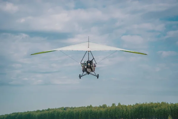 Motorized Hang Glider Ready Landing Day Field — Stock Photo, Image