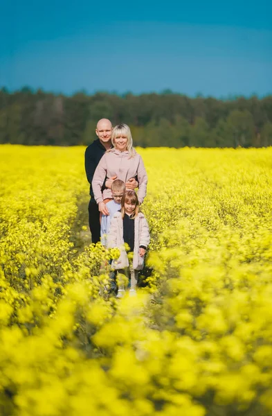 Happy Family Four Together Meadow Outdoor Large Family Summer Landscape — Stock Photo, Image