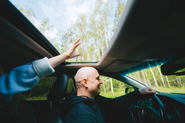Крупный план молодого лысого человека во время езды по полю изнасилования. Солнечное поле изнасилования
.