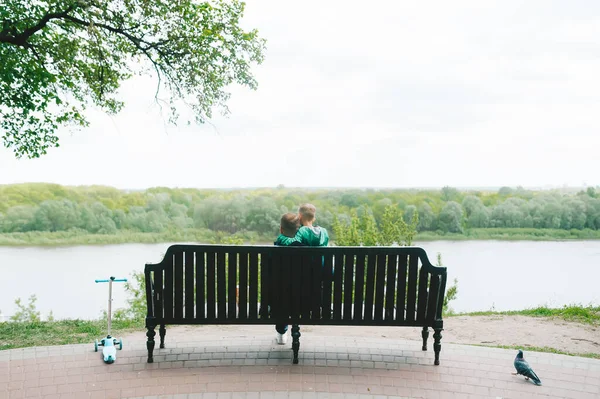 Pappa Lille Son Och Liten Duva Vårparken Tillbaka Till Kameran — Stockfoto