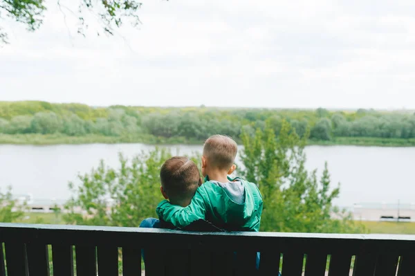 Dad Little Son Sitting Bench Spring Park Looking Lake Back — Stock Photo, Image