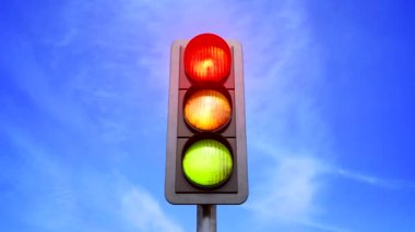 Trafik ışığı kırmızı sarı ve yeşil renk değişikliğinden