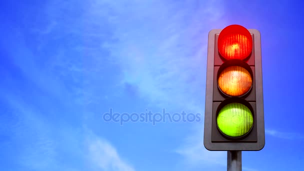 Traffic light color change from red in yellow and green — Stock Video