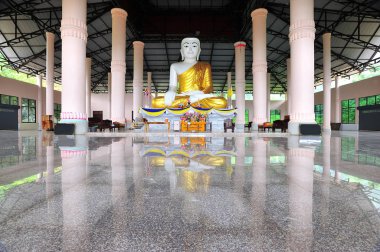 Taung waing manastırı içindeki büyük Buda heykeli Payathonzu kasabası, Myanmar 'da bulunmaktadır (Burma).