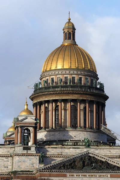 The dome of St. Isaac's Cathedral in St. Petersburg — Stock Photo, Image
