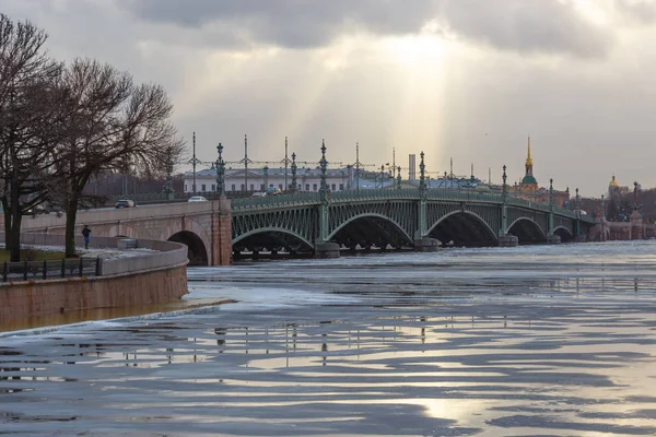 St. Petersburg kış günü Neva nehri geçip Trinity Köprüsü