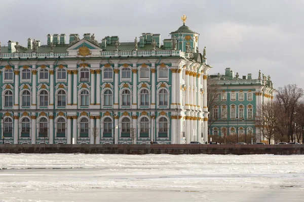 Hermitage Müzesi. Kışlık Sarayın Palace Bridge, St Petersburg görünümünü.