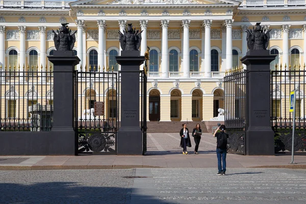 サンクトペテルブルクのロシア博物館の建物への入り口 — ストック写真