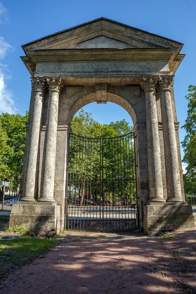 Gatchina Parkı 'nda antik kemer şeklinde bir kapı.