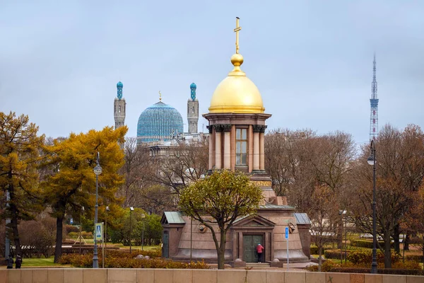 Trinity Şapeli ve St. Petersburg 'daki Katedral Camii.