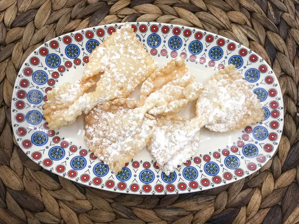 Delicioso chiacchiere frito, una pastelería tradicional italiana para ce —  Fotos de Stock