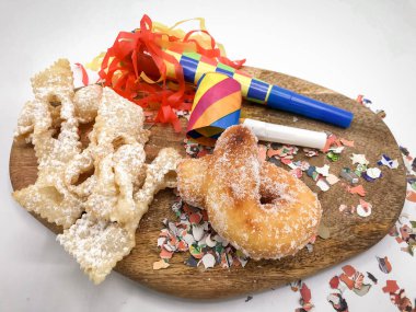 Zeppole e Chiacchiere, kutlama için geleneksel kızarmış hamur işleri.