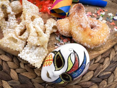 Zeppole e Chiacchiere, kutlama için geleneksel kızarmış hamur işleri.
