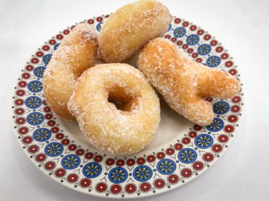 Chiacchiere, arabayı kutlamak için geleneksel kızarmış hamur tatlısı.