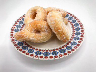 Chiacchiere, arabayı kutlamak için geleneksel kızarmış hamur tatlısı.