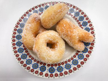 Chiacchiere, arabayı kutlamak için geleneksel kızarmış hamur tatlısı.