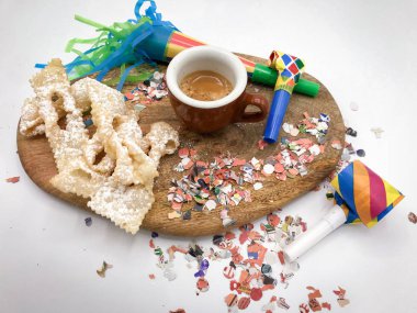 Chiacchiere, arabayı kutlamak için geleneksel kızarmış hamur tatlısı.