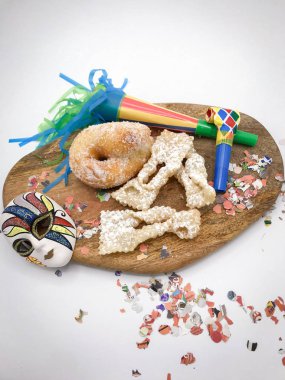 Zeppole e Chiacchiere, kutlama için geleneksel kızarmış hamur işleri.