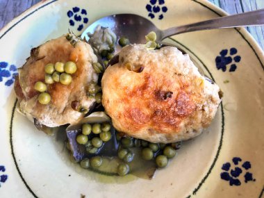 Doldurulmuş taze enginar ve yeşil bezelye