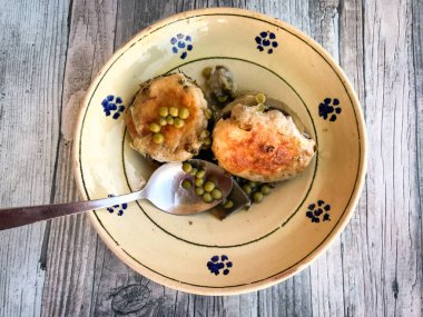 Doldurulmuş taze enginar ve yeşil bezelye