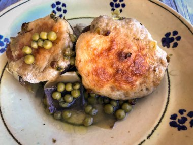 Doldurulmuş taze enginar ve yeşil bezelye