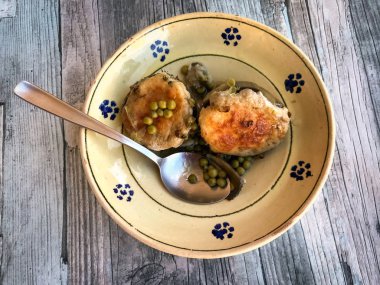 Doldurulmuş taze enginar ve yeşil bezelye