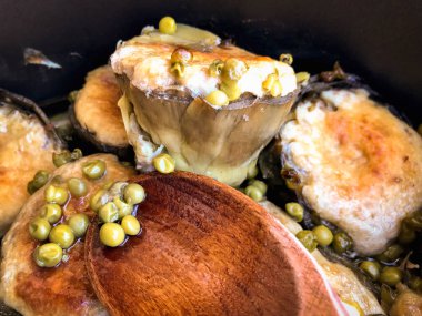 Doldurulmuş taze enginar ve yeşil bezelye