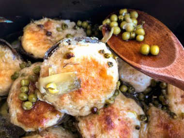 Doldurulmuş taze enginar ve yeşil bezelye